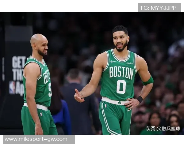 开拓者乐福赠送球衣给老乡塔图姆感谢他一直以来的支持与鼓励 开拓者乐福赠送球衣给老乡塔图姆感谢他一直以来的支持与鼓励