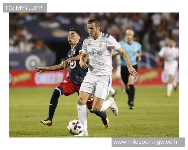 麦肯尼禁区内犹豫不决被断球错失良机